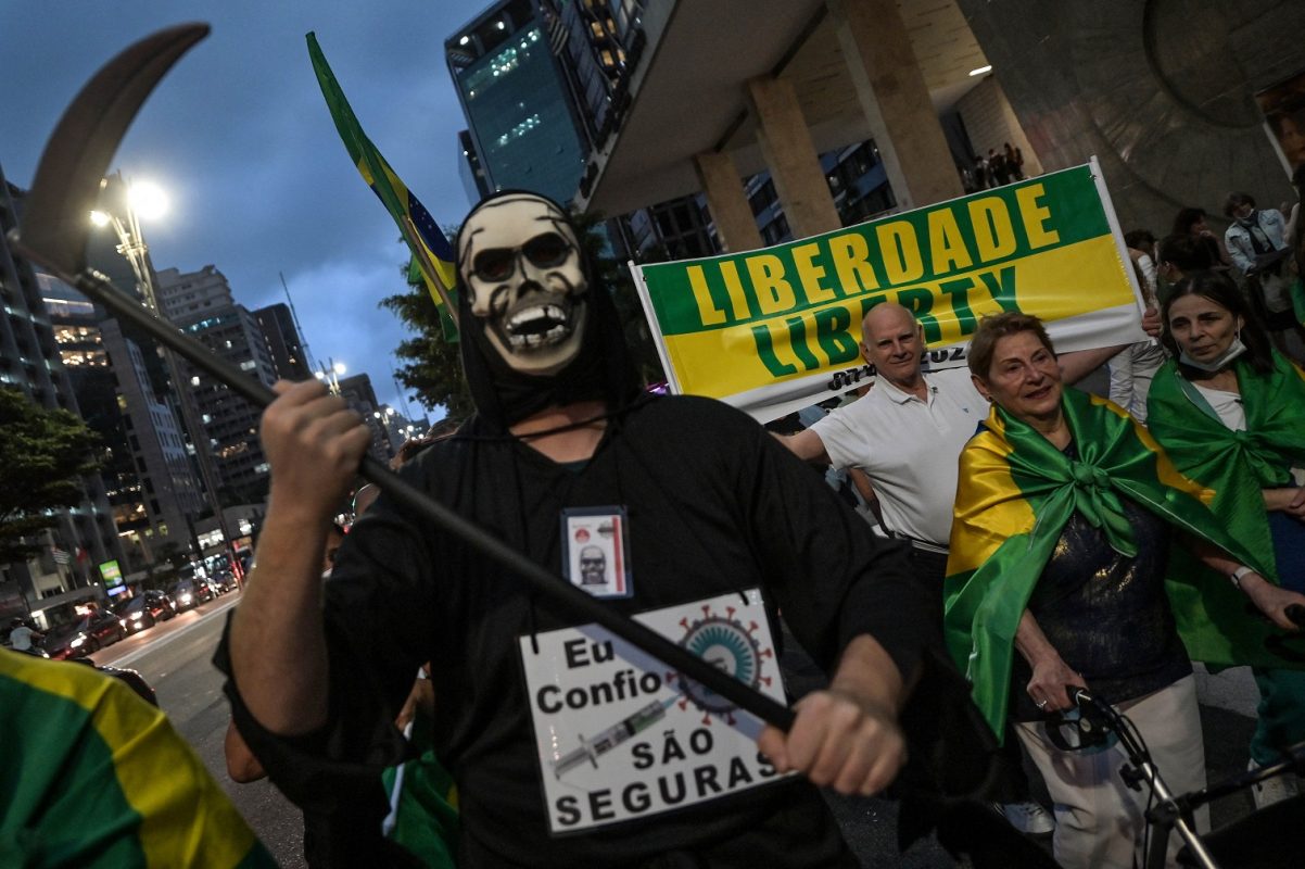 Enquanto o Brasil bate recorde de mortes, manifestantes, em São Paulo, protestam contra a aplicação de vacinas. Foto Nelson Almeida/AFP