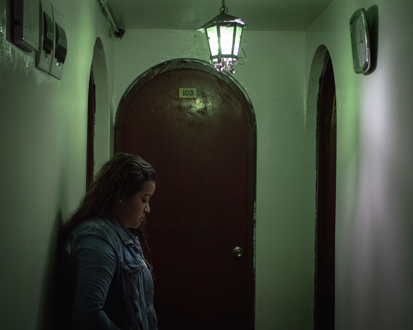 Jenny Saavedra, moradora do norte do Peru, na porta de seu quarto: viagem até a capital para ter tratamento adequado (Foto: Miguel Vásquez)