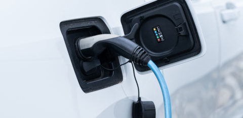 O i3, um dos carros elétricos da BMW, é carregado em uma concessionária na cidade alemã de Baden-Wuerttemberg. A BMW é uma das montadoras que promete parar de produzir carros a combustão até 2030. Foto Silas Stein/DPA via AFP
