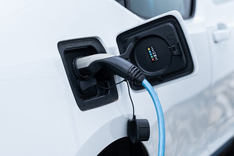 O i3, um dos carros elétricos da BMW, é carregado em uma concessionária na cidade alemã de Baden-Wuerttemberg. A BMW é uma das montadoras que promete parar de produzir carros a combustão até 2030. Foto Silas Stein/DPA via AFP