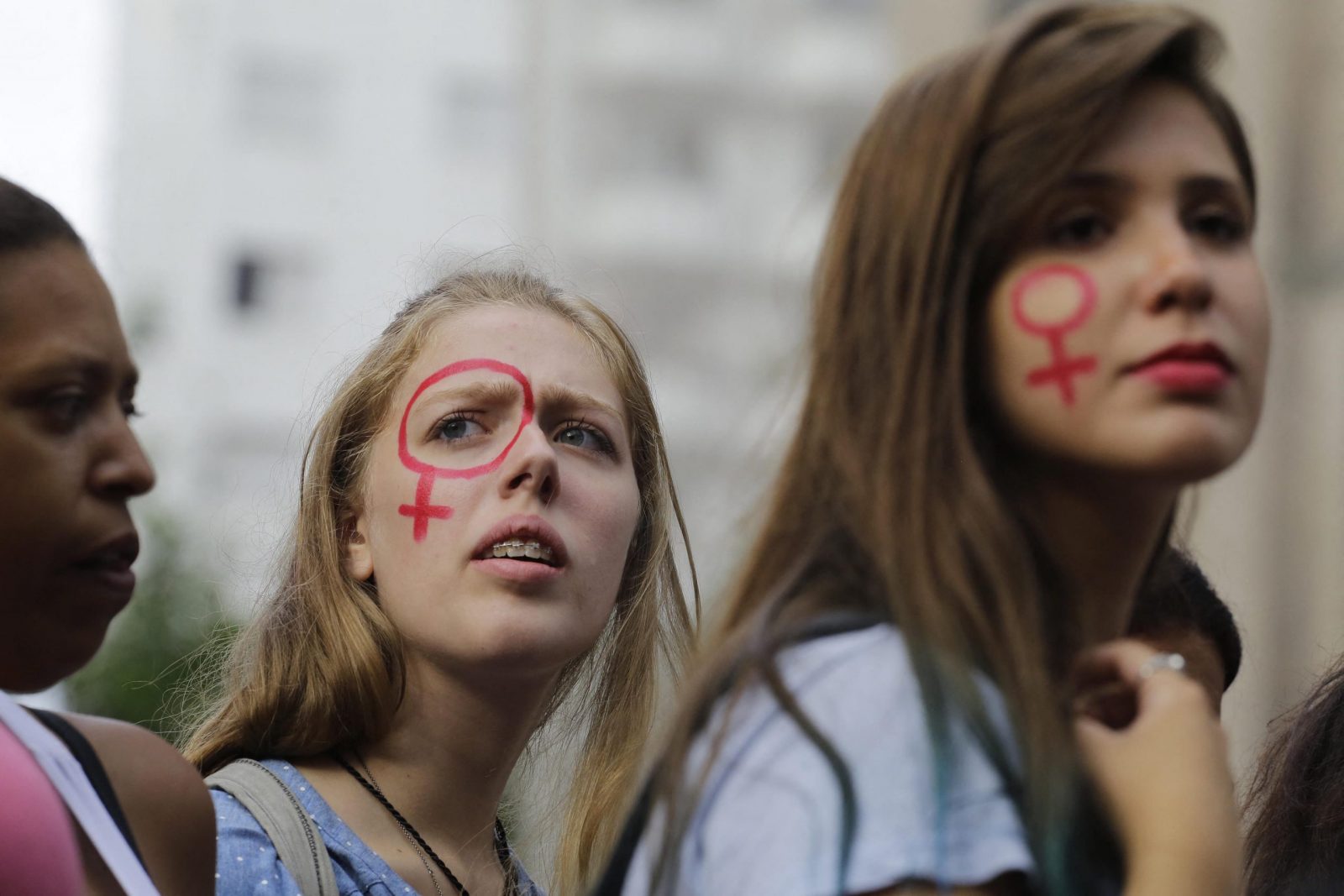As mulheres brasileiras são a maioria da população, a maioria do eleitorado e têm mais anos de estudo, mas continuam distantes dos espaços de poder. Foto Nelson Antoine/AGIF via AFP