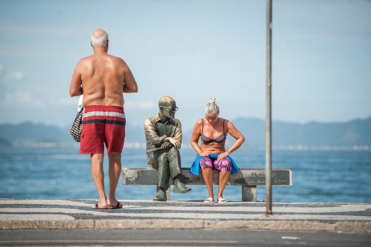 Casal de idosos passeia na orla de Copacabana. Expectativa de vida no Brasil chegará a 88 anos em 2100. Foto Allan Carvalho/AGIF via AFP