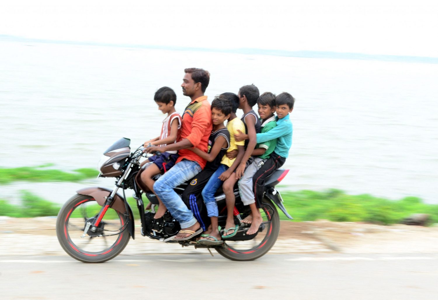 Indiano pilota uma motocicleta sobrecarregada. A Índia deve ultrapassar a China em 2023 e passará a ser o país mais populoso do mundo. Foto Ritesh Shukla/NurPhoto via AFP