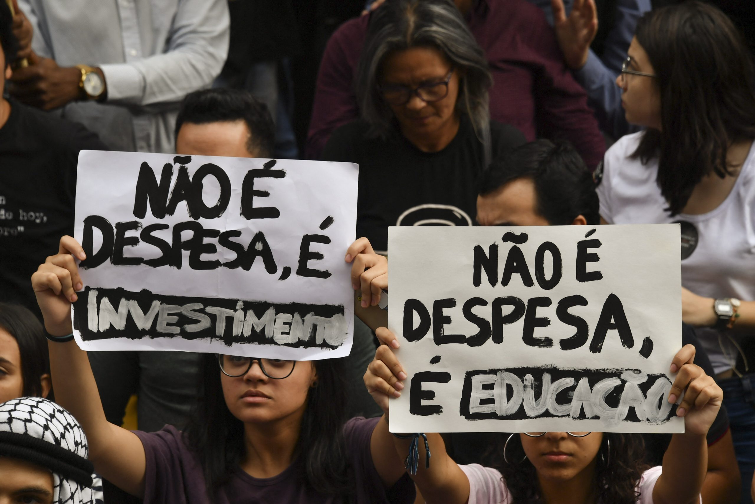 Estudantes e professores protestam nas ruas de São Paulo. Apesar da crise na educação, número de mulheres nas escolas é cada vez maior. Foto Nelson Almeida/AFP