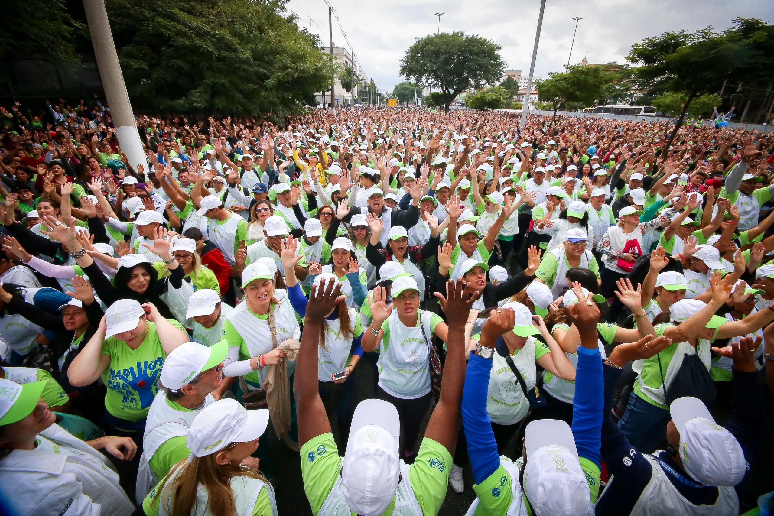 Fiéis se aglomeram na Marcha com Jesus no Centro de São Paulo: Brasil passa por transição religiosa com crescimento acelerado do número de brasileiros que se dizem evangélicos (Foto: Dario Oliveira / Anadoly Agency / AFP)