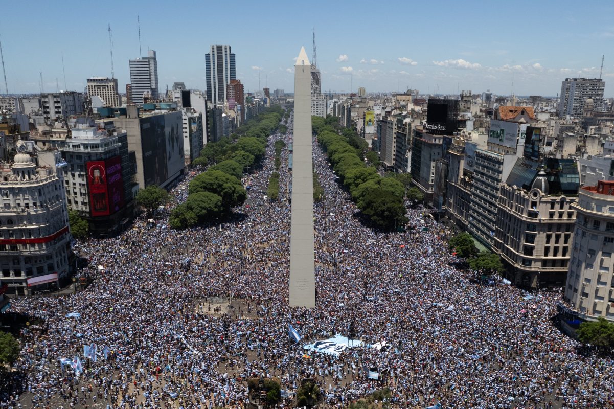 Multidão lota a Avenida 9 de Julio a partir do Obelisco, para receber os campeões do mundo. Foto Martin Cossarini/Anadolu Agency/AFP