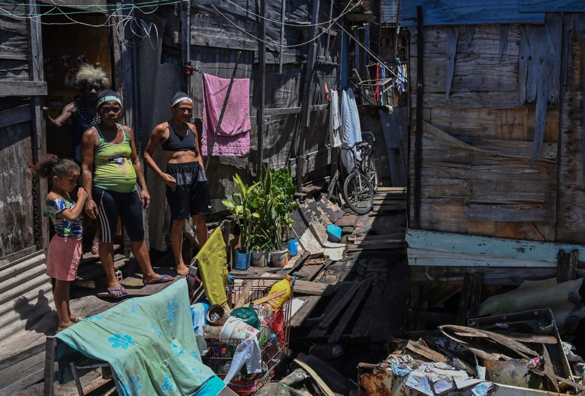 Moradores são vistos na favela do Coelho, às margens do rio Capibaribe, em Recife, Pernambuco. De acordo com a Rede Brasileira de Pesquisa em Segurança Alimentar, 33,1 milhões de brasileiros vivem com fome. Foto Nelson Almeida/AFP