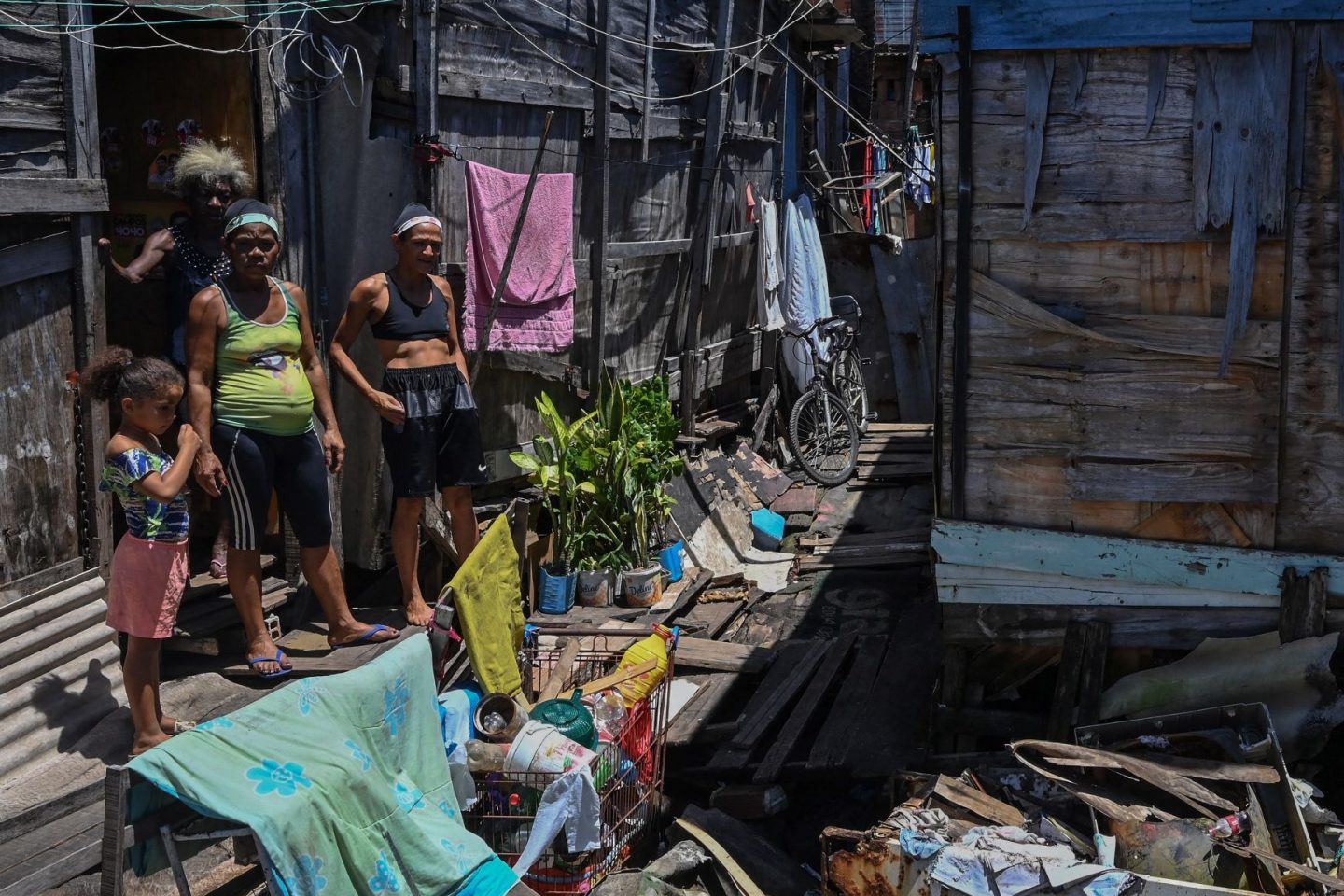 Moradores são vistos na favela do Coelho, às margens do rio Capibaribe, em Recife, Pernambuco. De acordo com a Rede Brasileira de Pesquisa em Segurança Alimentar, 33,1 milhões de brasileiros vivem com fome. Foto Nelson Almeida/AFP