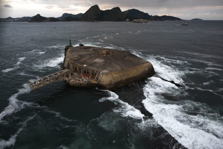 Fortaleza de ilha de Laje, no meio da Baía de Guanabara, recebeu seus primeiros canhões em 1555: em tempos de guerra, as antigas defesas do Rio contam a história da cidade (Foto: Custódio Coimbra)