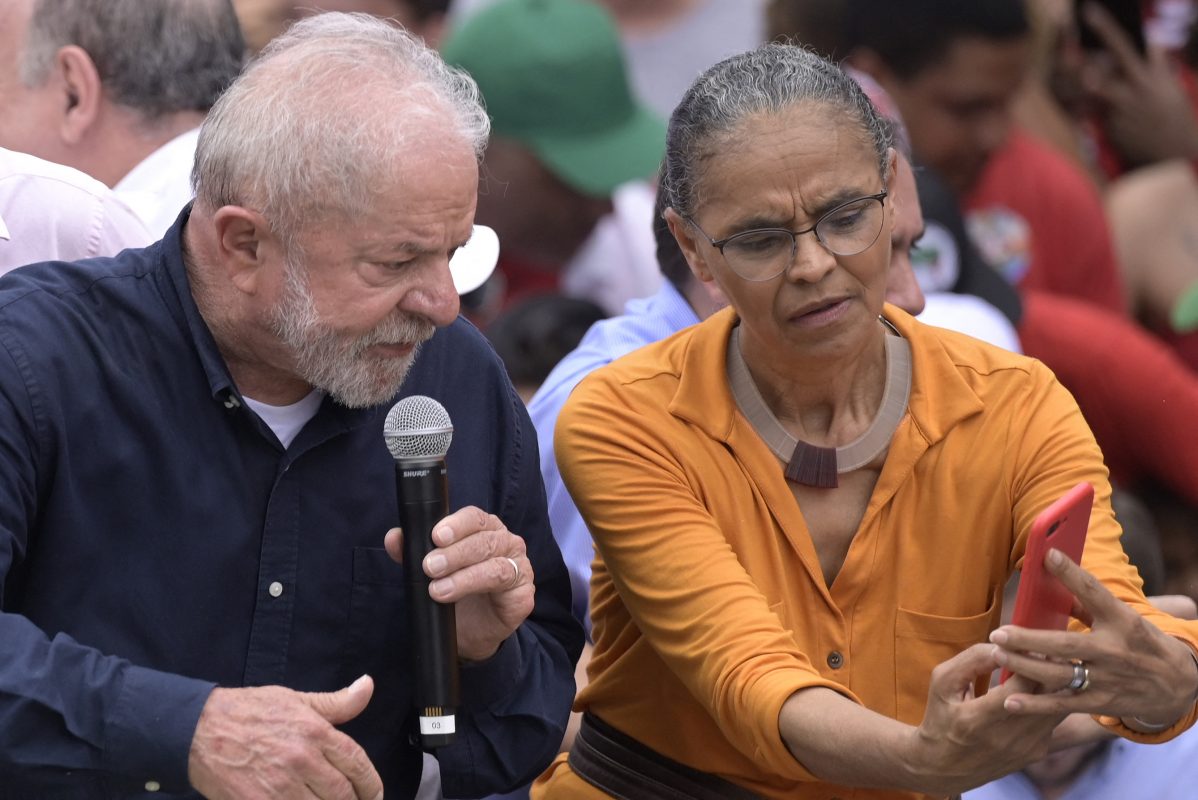 O presidente eleito Luiz Inácio Lula da Silva conversa com a ex-ministra Marina Silva durante um comício de campanha em Belo Horizonte. Foto Douglas Magno/AFP