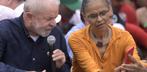 O presidente eleito Luiz Inácio Lula da Silva conversa com a ex-ministra Marina Silva durante um comício de campanha em Belo Horizonte. Foto Douglas Magno/AFP
