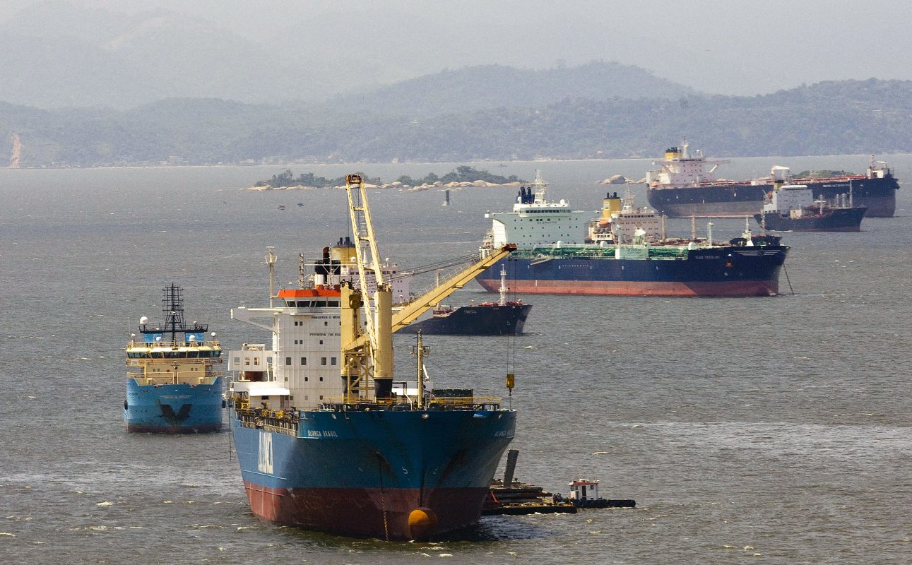 Se a Guanabara é um extenso estacionamento de navios, nada mais justo que essas embarcações paguem uma taxa para garantir recursos a ações para melhorias ambientais no ecossistema. Foto Antonio Scorza/AFP