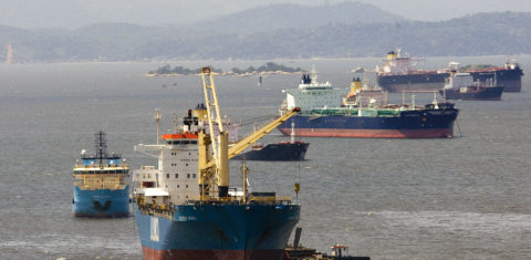 Se a Guanabara é um extenso estacionamento de navios, nada mais justo que essas embarcações paguem uma taxa para garantir recursos a ações para melhorias ambientais no ecossistema. Foto Antonio Scorza/AFP