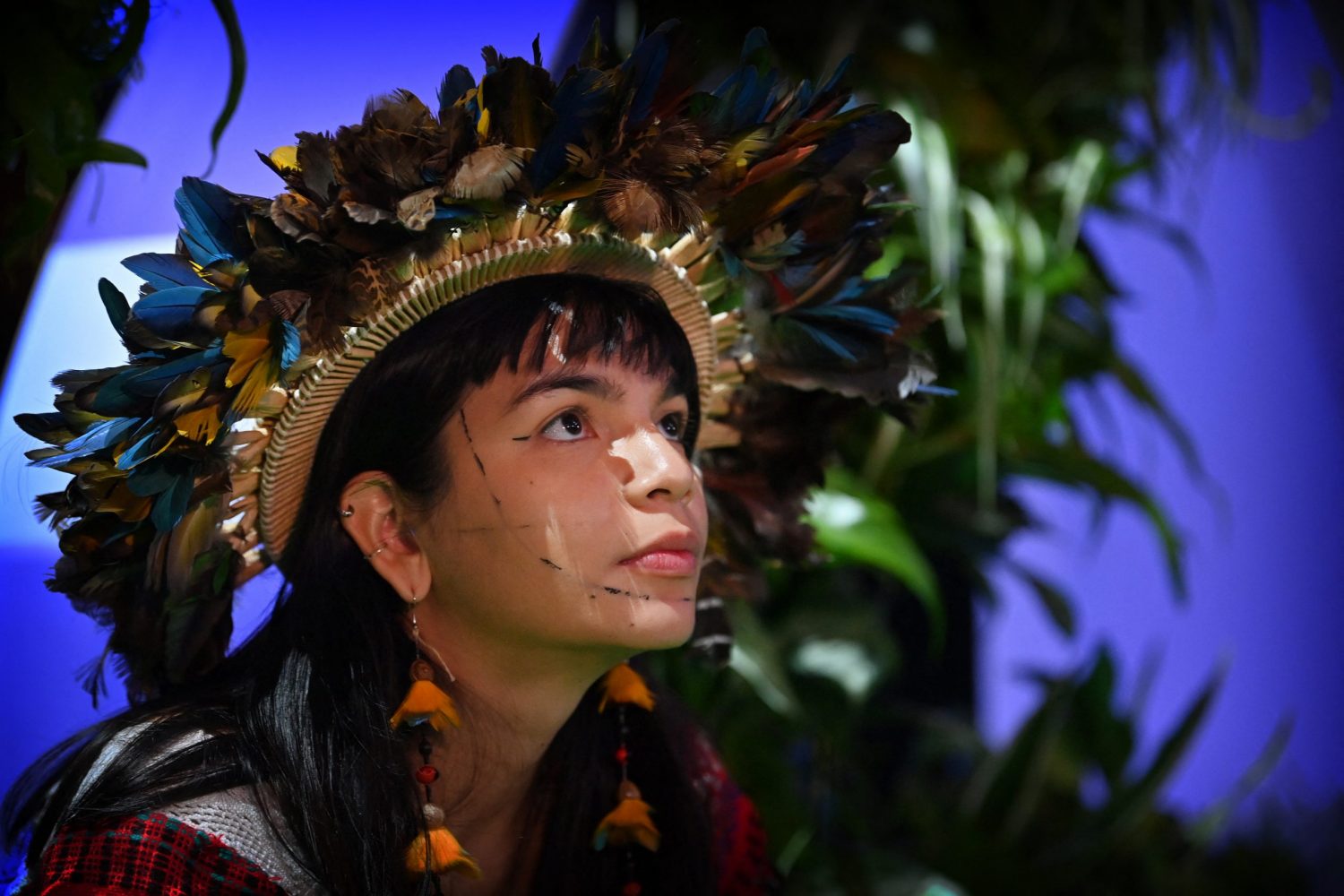 A líder indígena Txai Suruí: "Um candidato quer salvar a Amazônia e o outro quer queimar a Amazônia". Foto Paul Ellis/AFP