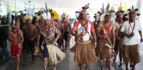 Representantes de etnias indígenas da Bahia em protesto em Brasília: indignação com abertura de mineração em terras indígenas (Foto: Marina Oliveira/Cimi e Verônica Holanda/Cimi)