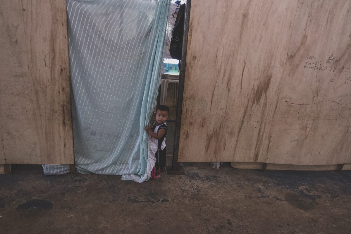 Criança indígena da etnia Warao no ex-abrigo - agora ocupação - Pintolândia em Boa Vista: indígenas temem despejo (Foto: Leonardo Milano)