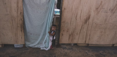 Criança indígena da etnia Warao no ex-abrigo - agora ocupação - Pintolândia em Boa Vista: indígenas temem despejo (Foto: Leonardo Milano)