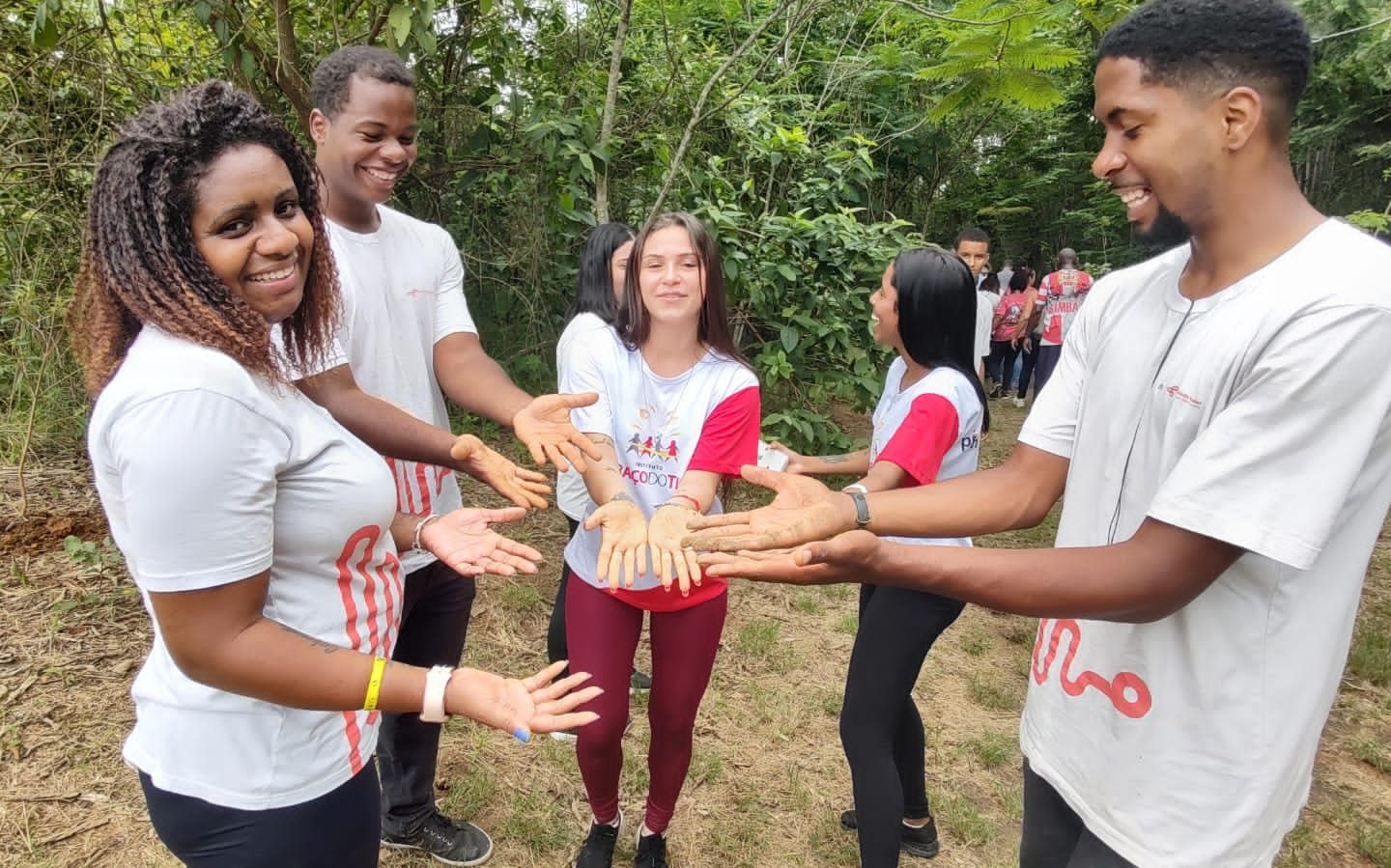 Alunos do Instituto Abraça o Tigre participa do plantio na APA Engenho Pequeno em São Gonçalo. (Foto: Prefeitura de São Gonçalo)