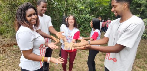 Alunos do Instituto Abraça o Tigre participa do plantio na APA Engenho Pequeno em São Gonçalo. (Foto: Prefeitura de São Gonçalo)