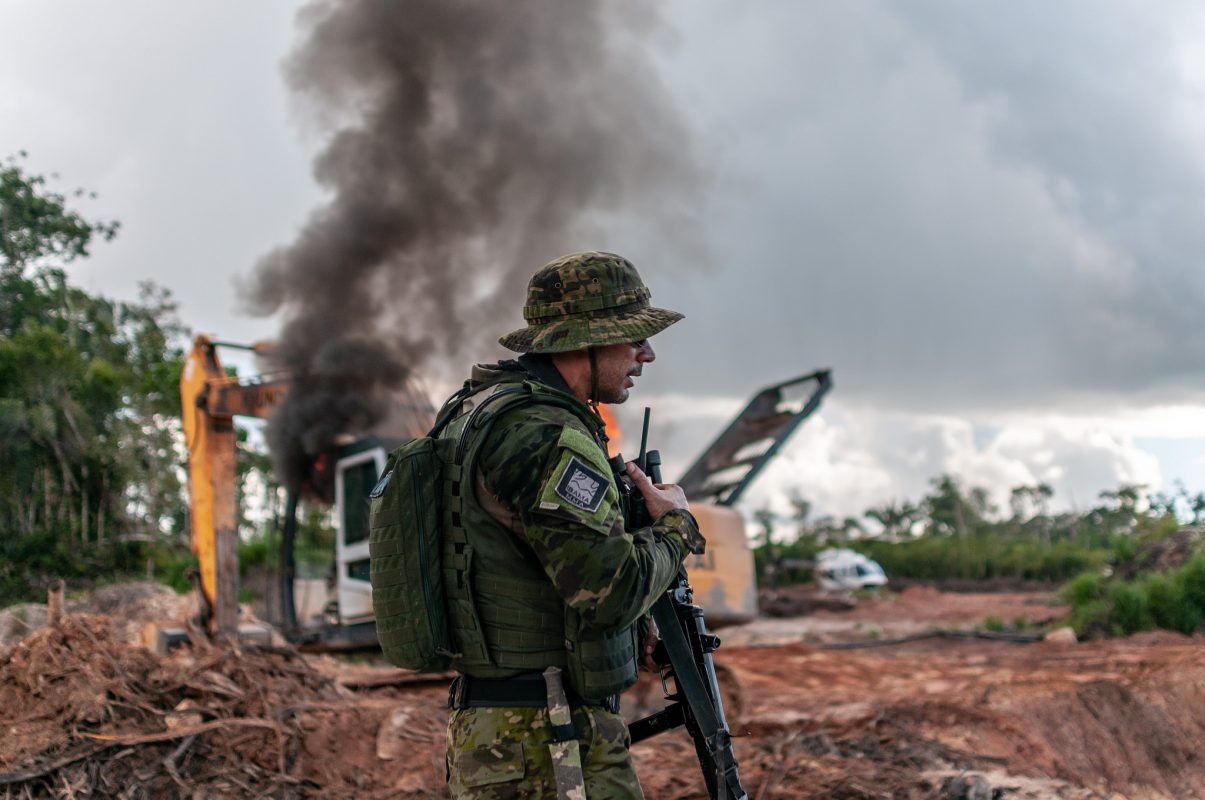 Destruição de máquinas usadas por garimpeiros em operação do Ibama no Amazonas: projeto quer dificultar a inutilização de máquinas usadas em ações ilegais (Foto: Ibama)