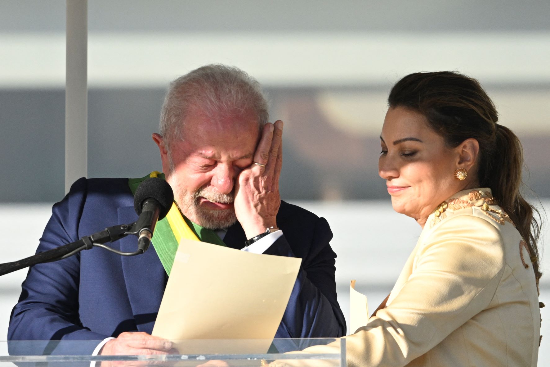 Ao lado de Janja, Lula se emociona ao descrever exemplos da desigualdade brasileira (Foto: Evaristo Sá / AFP)