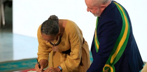 Ao lado de Lula, Marina Silva assina termo de posse como ministra do Meio Ambiente e da Mudança Climática: revogaço ambiental inclui reativação do Fundo Amazônia e retorno do CAR e do SFB (Foto: Sergio Lima / AFP)