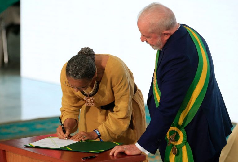 Ao lado de Lula, Marina Silva assina termo de posse como ministra do Meio Ambiente e da Mudança Climática: revogaço ambiental inclui reativação do Fundo Amazônia e retorno do CAR e do SFB (Foto: Sergio Lima / AFP)