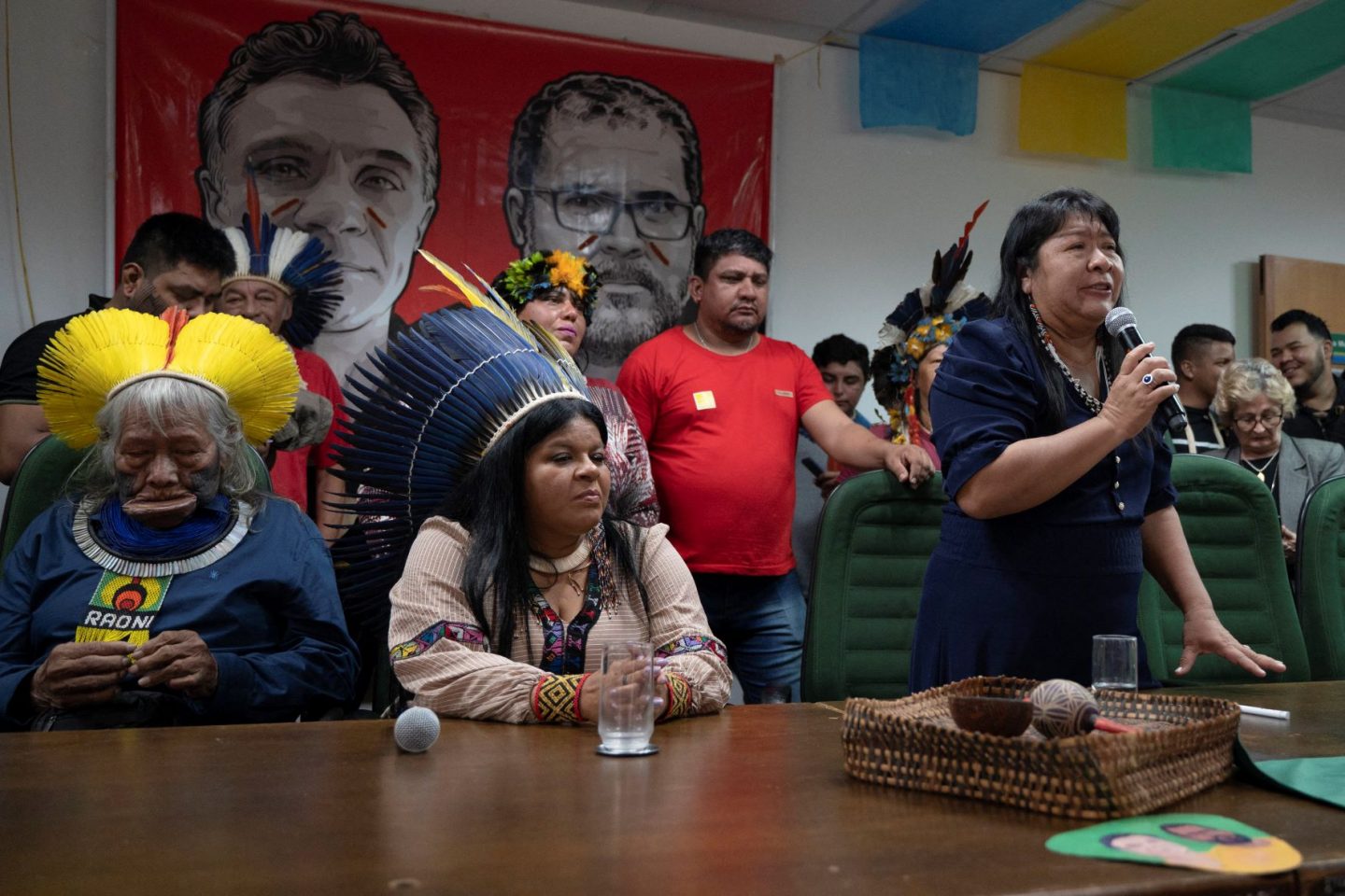 Joenia Wapichana em seu discurso de posse como presidente da Funai, ao lado da ministra dos Povos Indígenas, Sônia Guajajara e do cacique: órgão passa a ser chamado de Fundação Nacional dos Povos Indígenas (Foto: Mauro Pimentel / AFP)