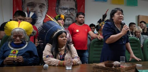 Joenia Wapichana em seu discurso de posse como presidente da Funai, ao lado da ministra dos Povos Indígenas, Sônia Guajajara e do cacique: órgão passa a ser chamado de Fundação Nacional dos Povos Indígenas (Foto: Mauro Pimentel / AFP)