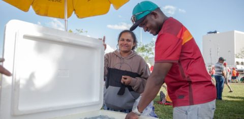 Guido e Patrícia em sua barraca durante a festa da posse de Lula: esperança de empregos melhores, oportunidades e qualificação profissional com o novo governo (Foto: Tatiana Reis)