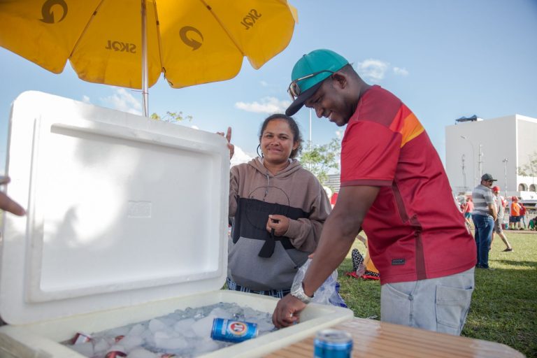 Guido e Patrícia em sua barraca durante a festa da posse de Lula: esperança de empregos melhores, oportunidades e qualificação profissional com o novo governo (Foto: Tatiana Reis)