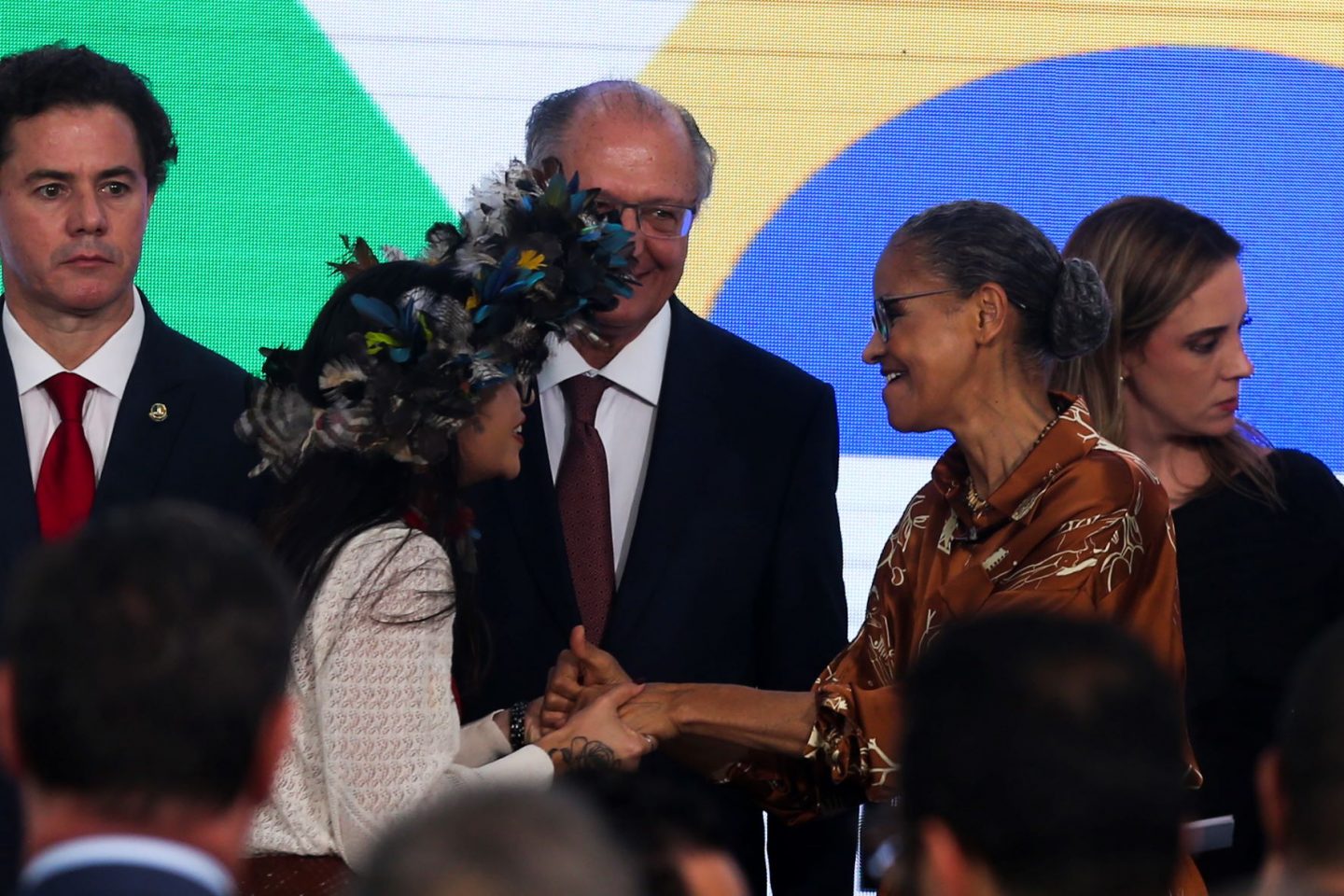 Sob o olhar do vice-presidente Geraldo Alckmin, Marina Silva recebe o cumprimento de Txai Suruí: ministra prevê Autoridade Nacional de Segurança Climática até março (Foto: Valter Campanato/Agência Brasil)