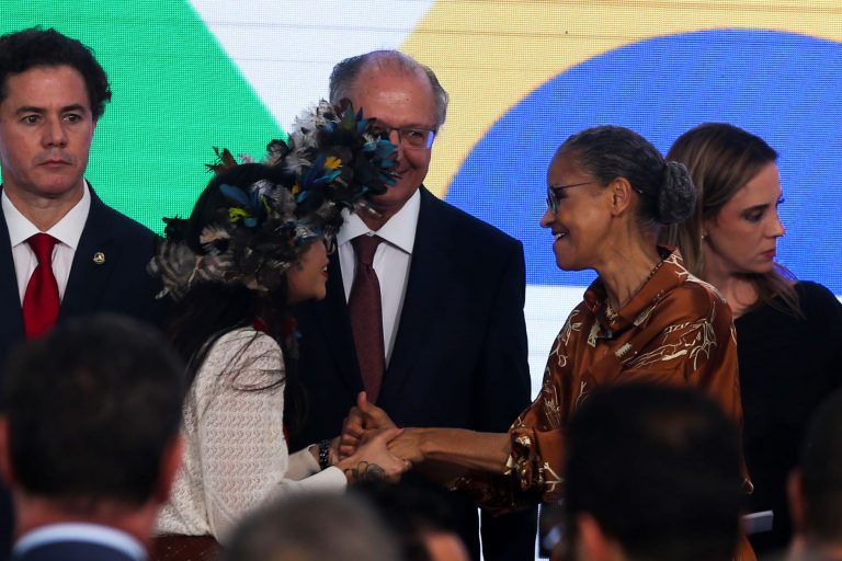 Sob o olhar do vice-presidente Geraldo Alckmin, Marina Silva recebe o cumprimento de Txai Suruí: ministra prevê Autoridade Nacional de Segurança Climática até março (Foto: Valter Campanato/Agência Brasil)