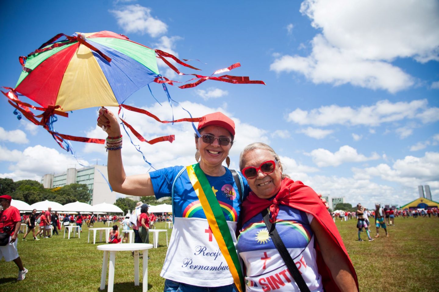 As professoras pernambucanas Sandra e Izailde na festa da posse de Lula: dois dias e meio de viagem com esperança de dias melhores para a educação (Foto: Tatiana Reis)