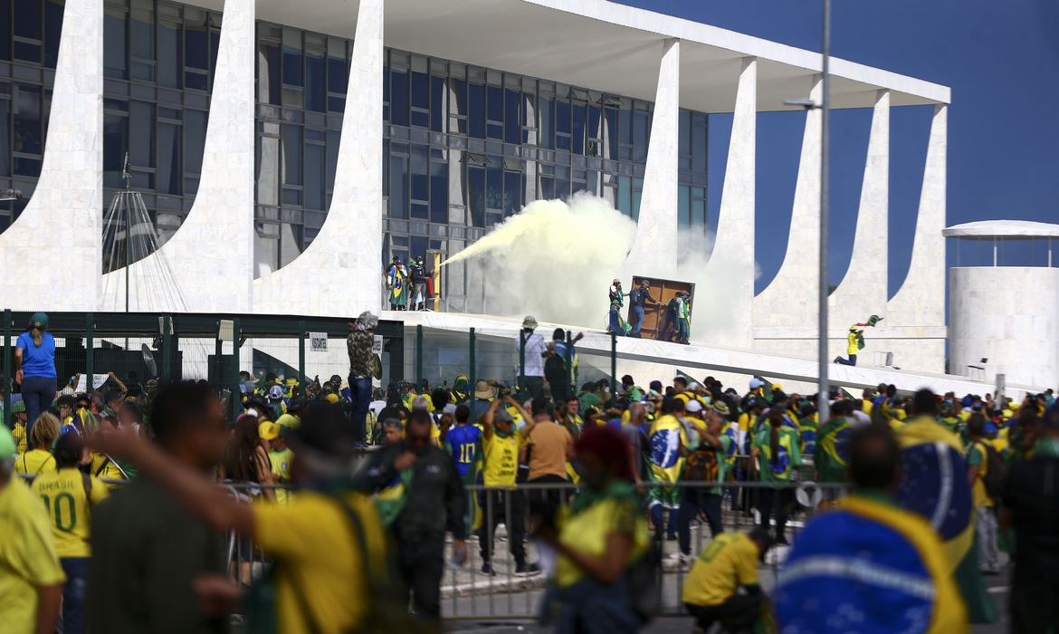 Policial usa jato d'água para tentar conter ataque terrorista: bolsonaristas usaram código para coordenar invasão (Foto: Marcelo Camargo / Agência Brasil)