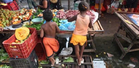 Crianças trabalham em feira livre no Brasil: fome avançou na América Latina e Caribe durante a pandemia, mas outras formas de má nutrição, como obesidade e sobrepeso, também (Foto: Ministério do Trabalho)