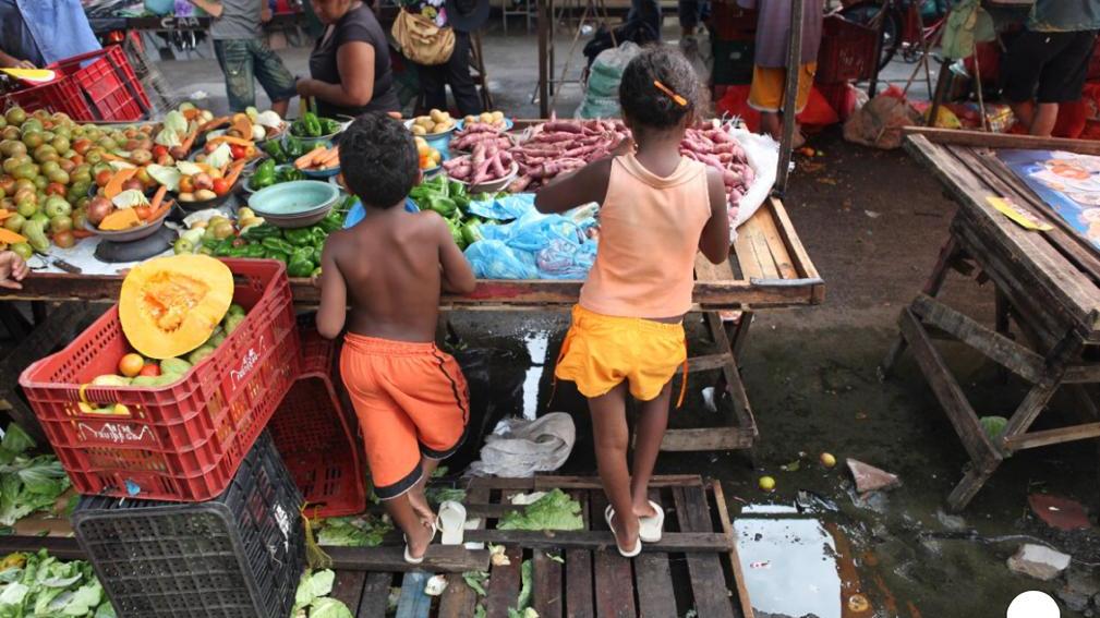 Crianças trabalham em feira livre no Brasil: fome avançou na América Latina e Caribe durante a pandemia, mas outras formas de má nutrição, como obesidade e sobrepeso, também (Foto: Ministério do Trabalho)