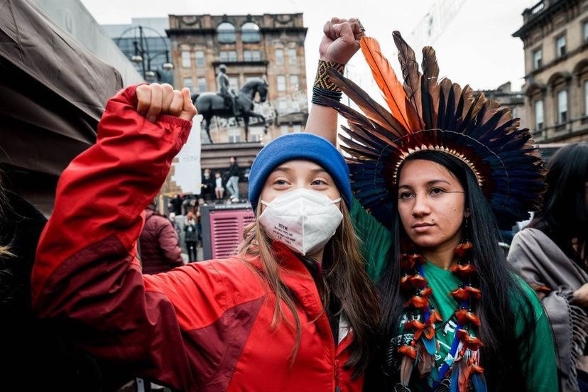 As ativistas Greta e Samela durante protesto em Glasgow, durante a COP26: os perigos da luta pela vida (Foto: Erisvan Guajajara/ #CopCollab26 - 07/11/2021)
