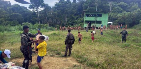 Militares da Força Aérea entregam cestas básicas na Terra Indígena Yarnomami: Apib apresenta representação criminal contra Bolsonaro e Damares por genocídio (Foto: FAB/Agência Brasil)