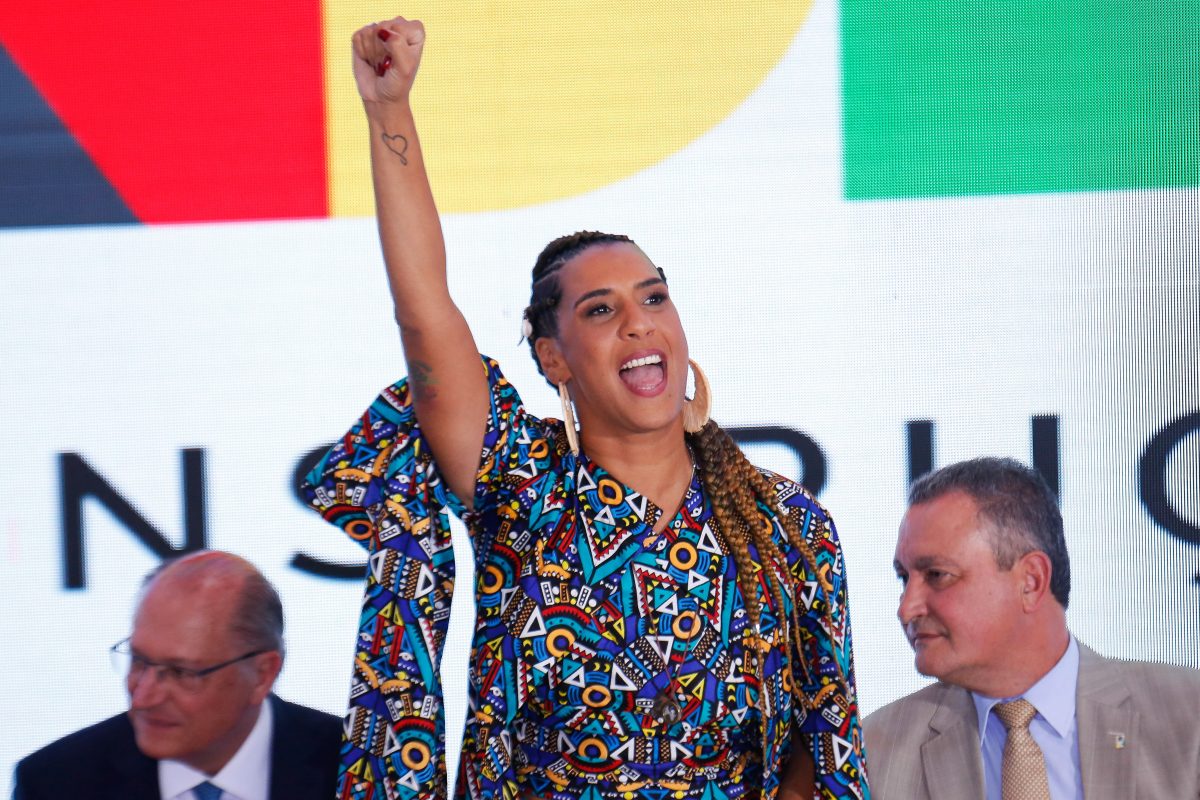 Anielle Franco, ministra da Igualdade Racial, ergue o punho durante a cerimônia de posse: e nome de Marielle e do genocídio negro no Brasil. Foto Sergio Lima/AFP