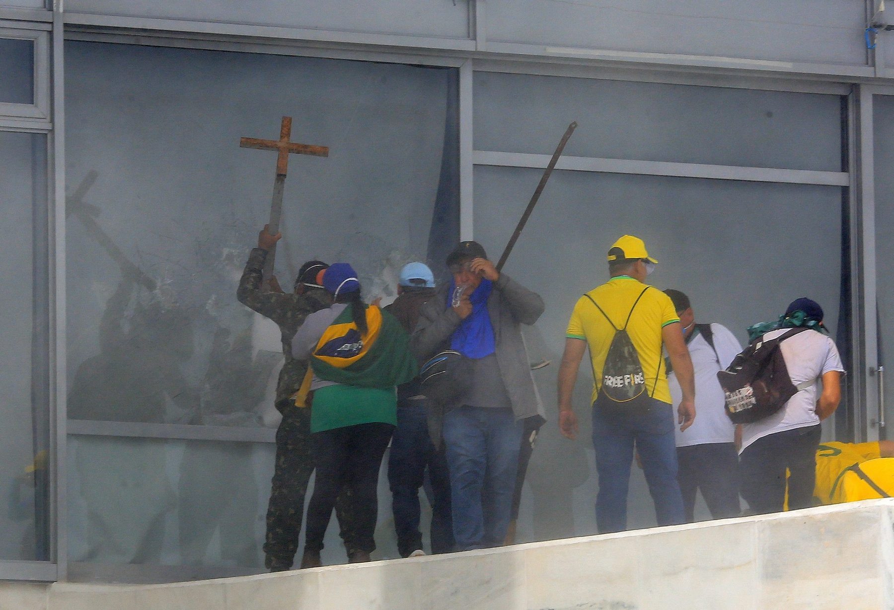 Apoiadores de Bolsonaro destroem as vidraças do Palácio do Planalto. Cerca de 1.200 bandidos já foram presos. Foto Sergio Lima/AFP