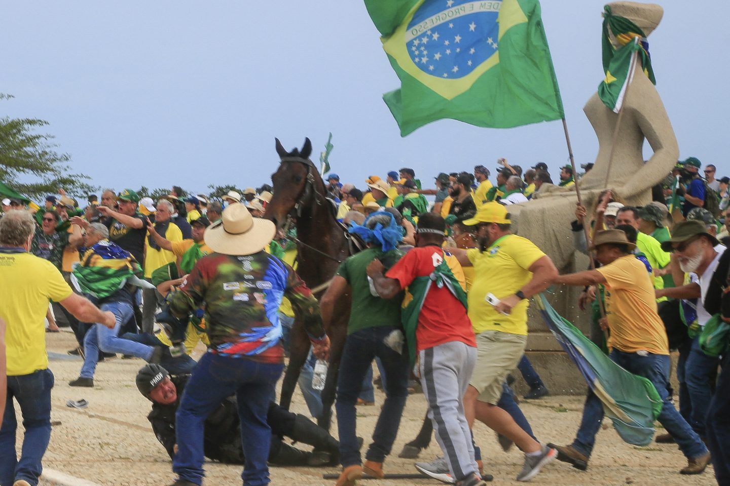 Terroristas partidários de Bolsonaro agridem um policia militar da cavalaria do Distrito Federal. Foto Sergio Lima/AFP