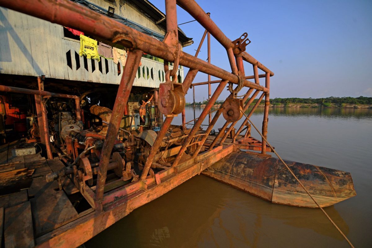 Barco do garimpo ilegal opera normalmente em um rio na bacia amazônica, ao sul de Porto Velho. Foto Carl de Souza/AFP
