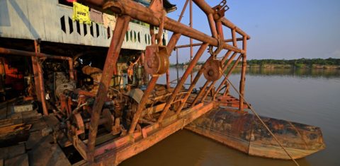 Barco do garimpo ilegal opera normalmente em um rio na bacia amazônica, ao sul de Porto Velho. Foto Carl de Souza/AFP