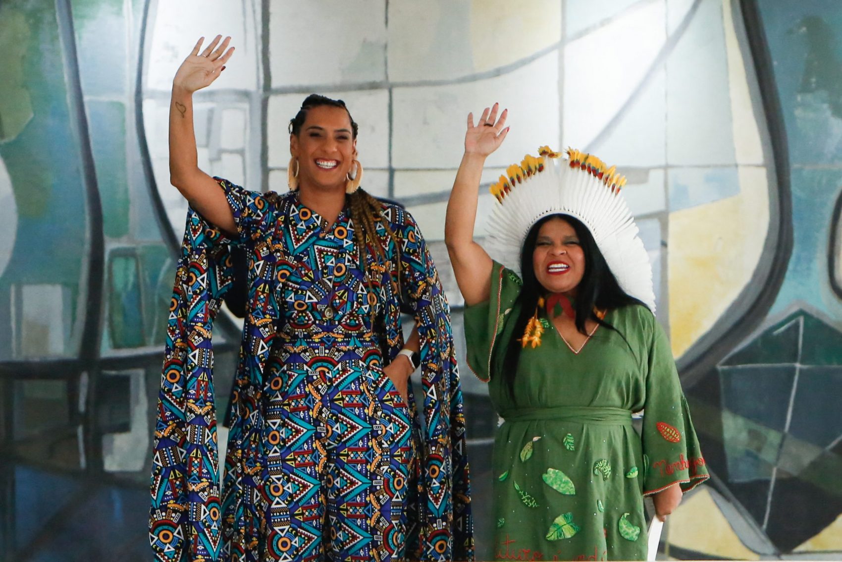 Anielle Franco e Sonia Guajajara saúdam os presentes no Palácio do Planalto após tomarem posse. Foto Sérgio Lima (AFP)