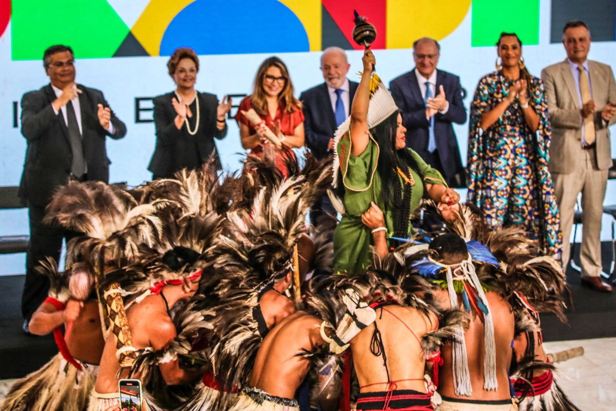 Representantes do povo Terena carregam Sonia Guajajara no colo em comemoração à sua nomeação como Ministra dos Povos Indígenas. Foto Scarlett Rocha/AGIF via AFP