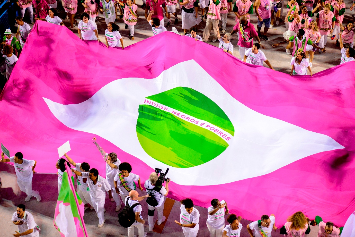A imagem icônica da bandeira brasileira redesenhada no desfile da Mangueira de 2019. Foto Richard Santos/Riotur