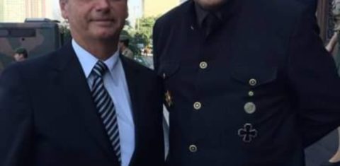 Bolsonaro posa ao lado de um sósia de Hitler que tentou fazer discurso na Câmara de Vereadores do Rio, a convite de Carlos Bolsonaro. Foto Reprodução da Internet