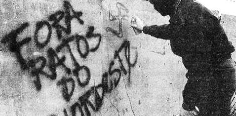 Um ativista não identificado de um grupo neonazista faz pichação de ataque a nordestinos em um muro de São Paulo. Foto João Primo/Wikipedia
