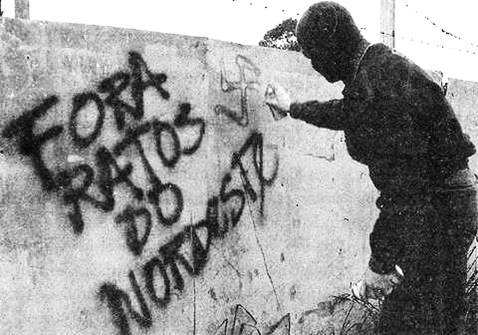 Um ativista não identificado de um grupo neonazista faz pichação de ataque a nordestinos em um muro de São Paulo. Foto João Primo/Wikipedia